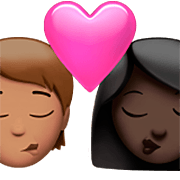 🧑🏽‍❤️‍💋‍👩🏿 Emoji sich küssendes Paar: Person, Frau, mittlere Hautfarbe, dunkle Hautfarbe Apple iOS 16.4.