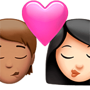 Emoji 🧑🏽‍❤️‍💋‍👩🏻 Bacio Tra Coppia: persona, Donna, Carnagione Olivastra, Carnagione Chiara su Apple iOS 16.4.