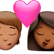 🧑🏽‍❤️‍💋‍👩🏾 Emoji sich küssendes Paar: Person, Frau, mittlere Hautfarbe, mitteldunkle Hautfarbe Apple iOS 16.4.