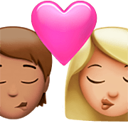 Emoji 🧑🏽‍❤️‍💋‍👩🏼 Bacio Tra Coppia: persona, Donna, Carnagione Olivastra, Carnagione Abbastanza Chiara su Apple iOS 16.4.
