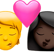 🧑‍❤️‍💋‍👩🏿 Emoji sich küssendes Paar: Person, Frau, Kein Hautton, dunkle Hautfarbe Apple iOS 16.4.