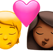 🧑‍❤️‍💋‍👩🏾 Emoji sich küssendes Paar: Person, Frau, Kein Hautton, mitteldunkle Hautfarbe Apple iOS 16.4.