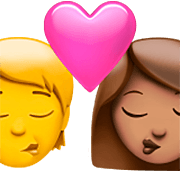 Emoji 🧑‍❤️‍💋‍👩🏽 Bacio Tra Coppia: persona, Donna, Nessun tono della pelle, Carnagione Olivastra su Apple iOS 16.4.