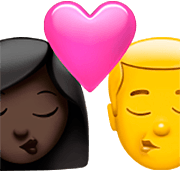 Emoji 👩🏿‍❤️‍💋‍👨 Bacio Tra Coppia - Donna: Carnagione Scura, Hombre su Apple iOS 16.4.