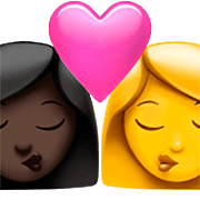 👩🏿‍❤️‍💋‍👩 Emoji sich küssendes Paar - Frau: dunkle Hautfarbe, Frau Apple iOS 16.4.