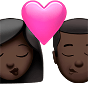 👩🏿‍❤️‍💋‍👨🏿 Emoji sich küssendes Paar - Frau: dunkle Hautfarbe, Mann: dunkle Hautfarbe Apple iOS 16.4.