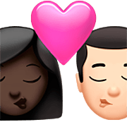 👩🏿‍❤️‍💋‍👨🏻 Emoji sich küssendes Paar - Frau: dunkle Hautfarbe, Mann: helle Hautfarbe Apple iOS 16.4.