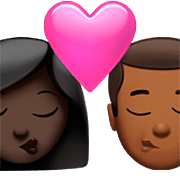 Emoji 👩🏿‍❤️‍💋‍👨🏾 Bacio Tra Coppia - Donna: Carnagione Scura, Uomo: Carnagione Abbastanza Scura su Apple iOS 16.4.