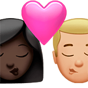 👩🏿‍❤️‍💋‍👨🏼 Emoji sich küssendes Paar - Frau: dunkle Hautfarbe, Mann: mittelhelle Hautfarbe Apple iOS 16.4.