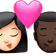 Emoji 👩🏻‍❤️‍💋‍👨🏿 Bacio Tra Coppia - Donna: Carnagione Chiara, Uomo: Carnagione Scura su Apple iOS 16.4.