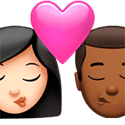 👩🏻‍❤️‍💋‍👨🏾 Emoji Beso - Mujer: Tono De Piel Claro, Hombre: Tono De Piel Oscuro Medio en Apple iOS 16.4.