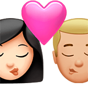 👩🏻‍❤️‍💋‍👨🏼 Emoji Beijo - Mulher: Pele Clara, Homem: Pele Morena Clara na Apple iOS 16.4.