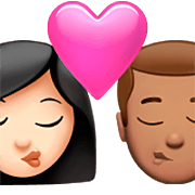 👩🏻‍❤️‍💋‍👨🏽 Emoji sich küssendes Paar - Frau: mittelhelle Hautfarbe, Mann: mittlere Hautfarbe Apple iOS 16.4.