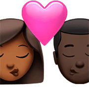 👩🏾‍❤️‍💋‍👨🏿 Emoji Beso - Mujer: Tono De Piel Oscuro Medio, Hombre: Tono De Piel Oscuro en Apple iOS 16.4.