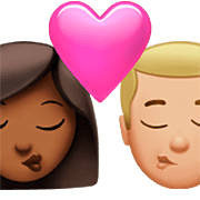 👩🏾‍❤️‍💋‍👨🏼 Emoji sich küssendes Paar - Frau: mitteldunkle Hautfarbe, Mann: mittelhelle Hautfarbe Apple iOS 16.4.