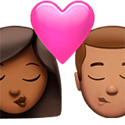 👩🏾‍❤️‍💋‍👨🏽 Emoji sich küssendes Paar - Frau: mittelhelle Hautfarbe, Mann: mittlere Hautfarbe Apple iOS 16.4.