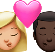 👩🏼‍❤️‍💋‍👨🏿 Emoji Beso - Mujer: Tono De Piel Claro Medio, Hombre: Tono De Piel Oscuro en Apple iOS 16.4.