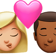 Emoji 👩🏼‍❤️‍💋‍👨🏾 Bacio Tra Coppia - Donna: Carnagione Abbastanza Chiara, Uomo: Carnagione Abbastanza Scura su Apple iOS 16.4.