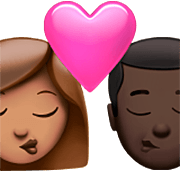 Emoji 👩🏽‍❤️‍💋‍👨🏿 Bacio Tra Coppia - Donna: Carnagione Olivastra, Uomo: Carnagione Scura su Apple iOS 16.4.
