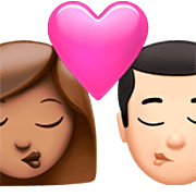 👩🏽‍❤️‍💋‍👨🏻 Emoji sich küssendes Paar - Frau: mittlere Hautfarbe, Mann: helle Hautfarbe Apple iOS 16.4.