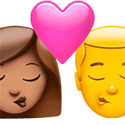 Emoji 👩🏽‍❤️‍💋‍👨 Bacio Tra Coppia - Donna, Uomo: Carnagione Olivastra, Carnagione Abbastanza Chiara su Apple iOS 16.4.