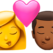 👩‍❤️‍💋‍👨🏾 Emoji sich küssendes Paar - Frau, Mann: mitteldunkle Hautfarbe Apple iOS 16.4.