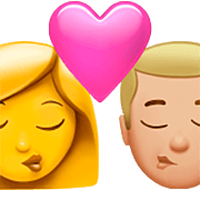 👩‍❤️‍💋‍👨🏼 Emoji Beijo - Mulher, Homem: Pele Morena Clara na Apple iOS 16.4.