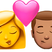 Emoji 👩‍❤️‍💋‍👨🏽 Bacio Tra Coppia - Donna, Uomo: Carnagione Olivastra su Apple iOS 16.4.