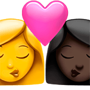 👩‍❤️‍💋‍👩🏿 Emoji Beijo Mulher, Mulher: Pele Morena Clara, Pele Escura na Apple iOS 16.4.