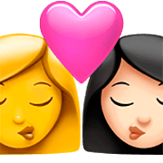👩‍❤️‍💋‍👩🏻 Emoji Beijo - Mulher, Mulher: Pele Clara na Apple iOS 16.4.