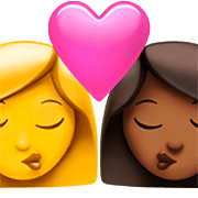 👩‍❤️‍💋‍👩🏾 Emoji Beijo - Mulher: Pele Morena Escura, Mulher na Apple iOS 16.4.