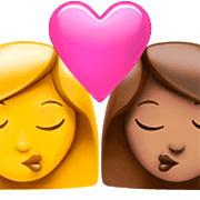👩‍❤️‍💋‍👩🏽 Emoji Beijo - Mulher, Mulher: Pele Morena na Apple iOS 16.4.