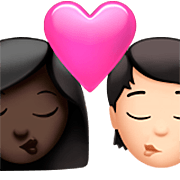 👩🏿‍❤️‍💋‍🧑🏻 Emoji sich küssendes Paar: Frau, Person, dunkle Hautfarbe, helle Hautfarbe Apple iOS 16.4.