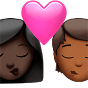 Emoji 👩🏿‍❤️‍💋‍🧑🏾 Bacio Tra Coppia: Donna, persona, Carnagione Scura, Carnagione Abbastanza Scura su Apple iOS 16.4.
