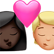 👩🏿‍❤️‍💋‍🧑🏼 Emoji sich küssendes Paar: Frau, Person, dunkle Hautfarbe, mittelhelle Hautfarbe Apple iOS 16.4.