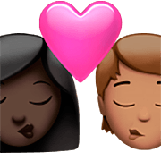 👩🏿‍❤️‍💋‍🧑🏽 Emoji Beso: Mujer, Persona, Tono De Piel Oscuro, Tono De Piel Medio en Apple iOS 16.4.
