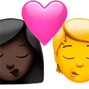 👩🏿‍❤️‍💋‍🧑 Emoji sich küssendes Paar: Frau, Person, dunkle Hautfarbe, Kein Hautton Apple iOS 16.4.
