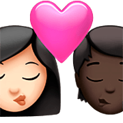 Emoji 👩🏻‍❤️‍💋‍🧑🏿 Bacio Tra Coppia: Donna, persona, Carnagione Chiara, Carnagione Scura su Apple iOS 16.4.