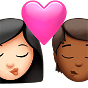 👩🏻‍❤️‍💋‍🧑🏾 Emoji sich küssendes Paar: Frau, Person, helle Hautfarbe, mitteldunkle Hautfarbe Apple iOS 16.4.
