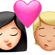 Emoji 👩🏻‍❤️‍💋‍🧑🏼 Bacio Tra Coppia: Donna, persona, Carnagione Chiara, Carnagione Abbastanza Chiara su Apple iOS 16.4.