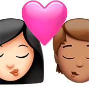 Emoji 👩🏻‍❤️‍💋‍🧑🏽 Bacio Tra Coppia: Donna, persona, Carnagione Chiara, Carnagione Olivastra su Apple iOS 16.4.