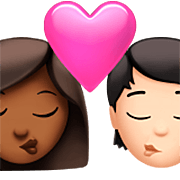 👩🏾‍❤️‍💋‍🧑🏻 Emoji Beso: Mujer, Persona, Tono De Piel Oscuro Medio, Tono De Piel Claro en Apple iOS 16.4.