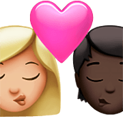 Emoji 👩🏼‍❤️‍💋‍🧑🏿 Bacio Tra Coppia: Donna, persona, Carnagione Abbastanza Chiara, Carnagione Scura su Apple iOS 16.4.