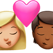 👩🏼‍❤️‍💋‍🧑🏾 Emoji sich küssendes Paar: Frau, Person, mittelhelle Hautfarbe, mitteldunkle Hautfarbe Apple iOS 16.4.