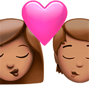 👩🏽‍❤️‍💋‍🧑🏽 Emoji Beijo: Mulher, Pessoa, Pele Morena na Apple iOS 16.4.