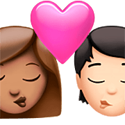 👩🏽‍❤️‍💋‍🧑🏻 Emoji sich küssendes Paar: Frau, Person, mittlere Hautfarbe, helle Hautfarbe Apple iOS 16.4.