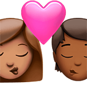 👩🏽‍❤️‍💋‍🧑🏾 Emoji sich küssendes Paar: Frau, Person, mittlere Hautfarbe, mitteldunkle Hautfarbe Apple iOS 16.4.