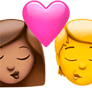 Emoji 👩🏽‍❤️‍💋‍🧑 Bacio Tra Coppia: Donna, persona, Carnagione Olivastra, Nessun tono della pelle su Apple iOS 16.4.