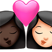 👩🏿‍❤️‍💋‍👩🏻 Emoji Beso - Mujer: Tono De Piel Oscuro, Mujer: Tono De Piel Claro en Apple iOS 16.4.