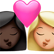 👩🏿‍❤️‍💋‍👩🏼 Emoji Beso - Mujer: Tono De Piel Oscuro, Mujer: Tono De Piel Claro Medio en Apple iOS 16.4.
